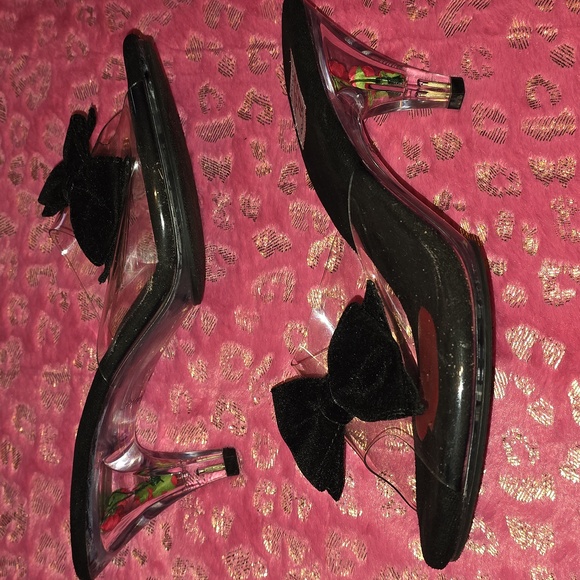 "Belle" Slides - Picture 2 of 4